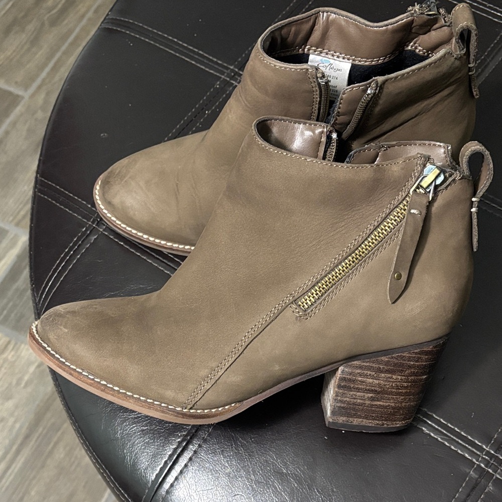CLARKS Aqua Collage Brown Ankle Boots with Zipper